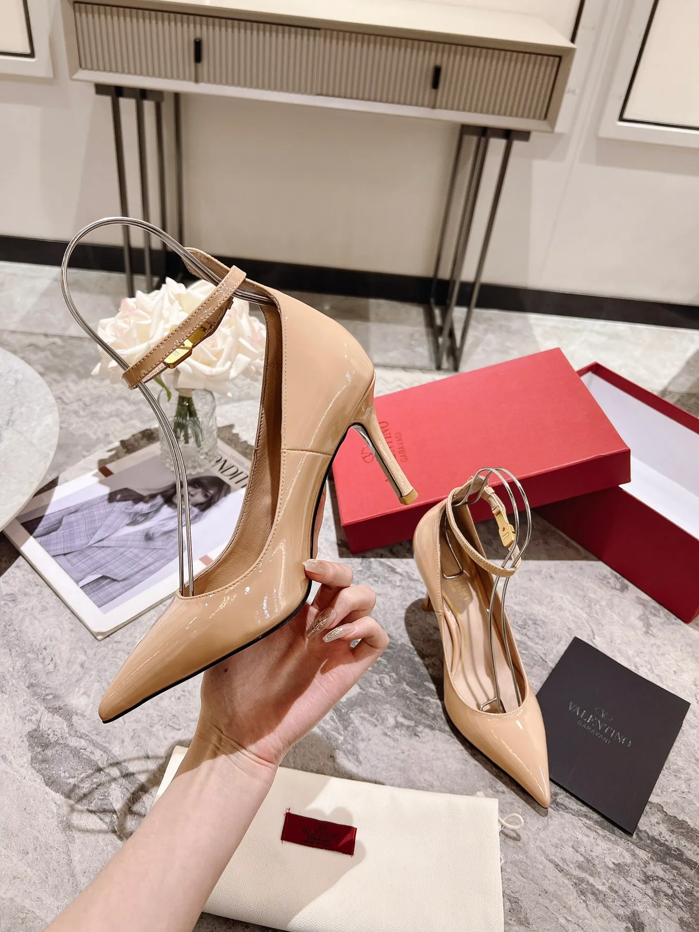 👟👟Ex-factory price 440👟👟 Genuine leather sole +40 Top version 𝑉𝐴𝐿𝐸𝑁𝑇𝐼𝑁𝑂 Valentino new spring and summer women's 6⃣️color patent leather shoes. Unique (small V-label buckle) hardware brings out a full sense of high-end, and the new season will live up to expectations! Worth buying ★ Qipi is absolutely high-grade ❥Original method, absolutely sensual ❥Elegant style, creating a different feeling, simple and elegant style!  Code number: 35-41 (34-42 customized) Fabric: Imported patent leather Lining: Sheepskin lining Heel height: 7cm-10cm2⃣️Various heel height options Leather outsole Rubber outsole